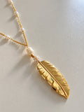 Collar Pluma Dorada y Perlas