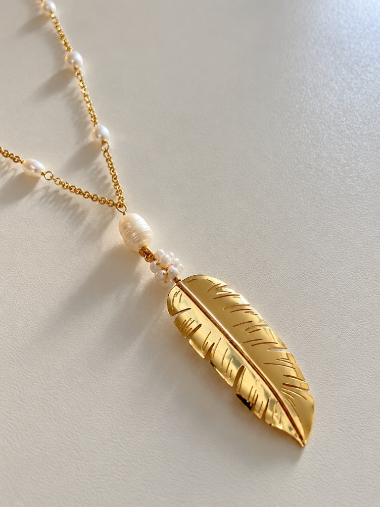 Collar Pluma Dorada y Perlas